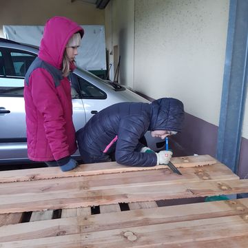 Die Holzarbeiten mussten wir wegen des Regens in unserer "Außenstelle" erledigen. Danke an das Weingut Becker!