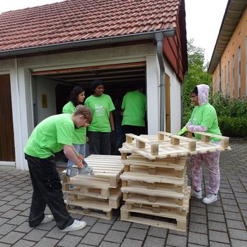 Die 2 Gruppe beginnt mit der Möbel Aktion