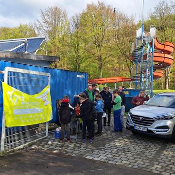 Malteser Jugend Bergneustadt bei der Garten- und Reinigungsarbeit am Freibad