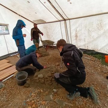 Befestigung für die Bänke aus Natursteinen