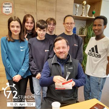Die Schulsanis der Albert-Schweitzer-Mittelschule Bayreuth führen eine Registrierung für die DKMS durch