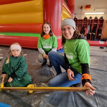 Wir malen neue Zaunelemente für den Kindergarten