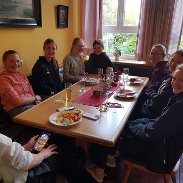glückliche Gesichter nach Pommes, Schnitzel und Salat