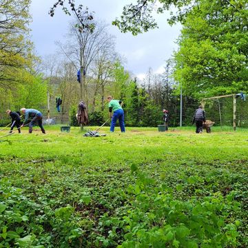 Malteser Jugend Bergneustadt bei der Garten- und Reinigungsarbeit am Freibad