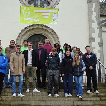 Unser Team - Vor unserer schönen Kirche
