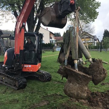 Die Fundamente der alten Schaukel auf dem Weg zum LKW zur Entsorgung.