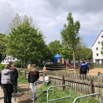 Die WPFs "Umwelt-AG" und "Der Natur auf der Spur" auf Spielplatz am Heinrich-Weber-Platz