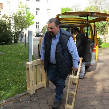 Bürgermeister Alexander Heppe hilft fleißig mit - Danke