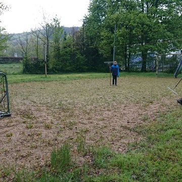 Malteser Jugend Bergneustadt bei der Garten- und Reinigungsarbeit am Freibad
