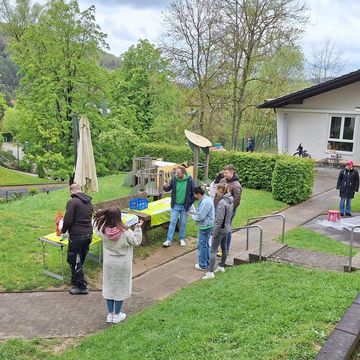Die Kolpingjugend Morsbach beim reinigen und reparieren der Außenspielgeräte in 2 Kitas