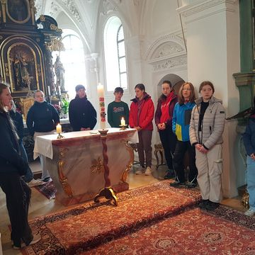 um den Altar herum die Eindrücke des Wochenendes nochmal revuepassieren lassen