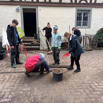 Die Pfadis räumen auf und putzen