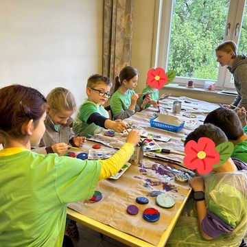 Improvisation ist alles... Regenbeschäftigung für unsere Jüngsten: Wir basteln ein Windspiel.