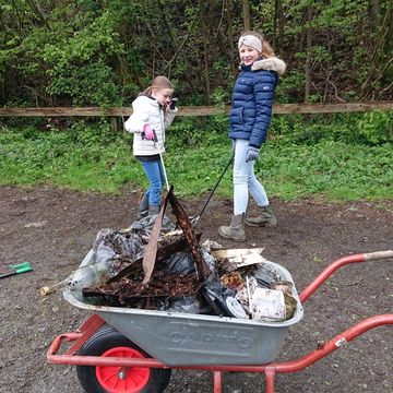 Malteser Jugend Bergneustadt bei der Garten- und Reinigungsarbeit am Freibad