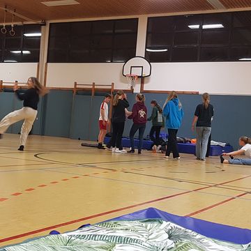 es ist wird getanzt - gelacht - gespielt - und laute Musik gehört