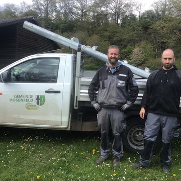 Mitarbeiter des Bauhofs Hosenfeld liefern die Schaukeln an.