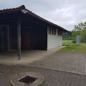 Die Wand muss wieder weiß werden.