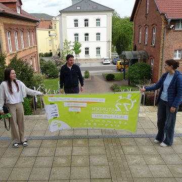 Gleich wird das Banner in die Höhe gezogen