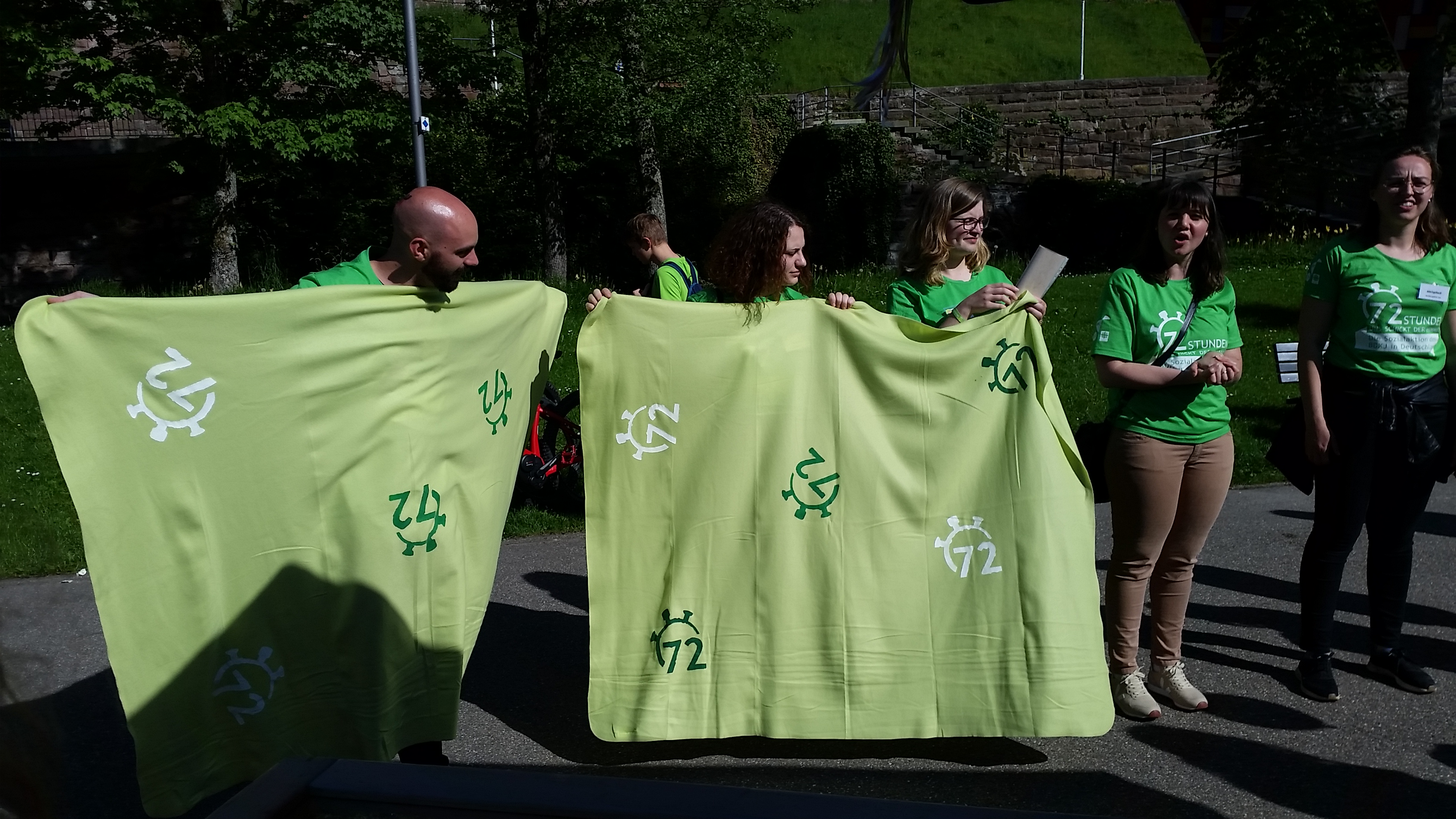 Ein Dank durch den KoKreis an die Projektgruppen: Kuscheldecke mit Logo und Urkunde