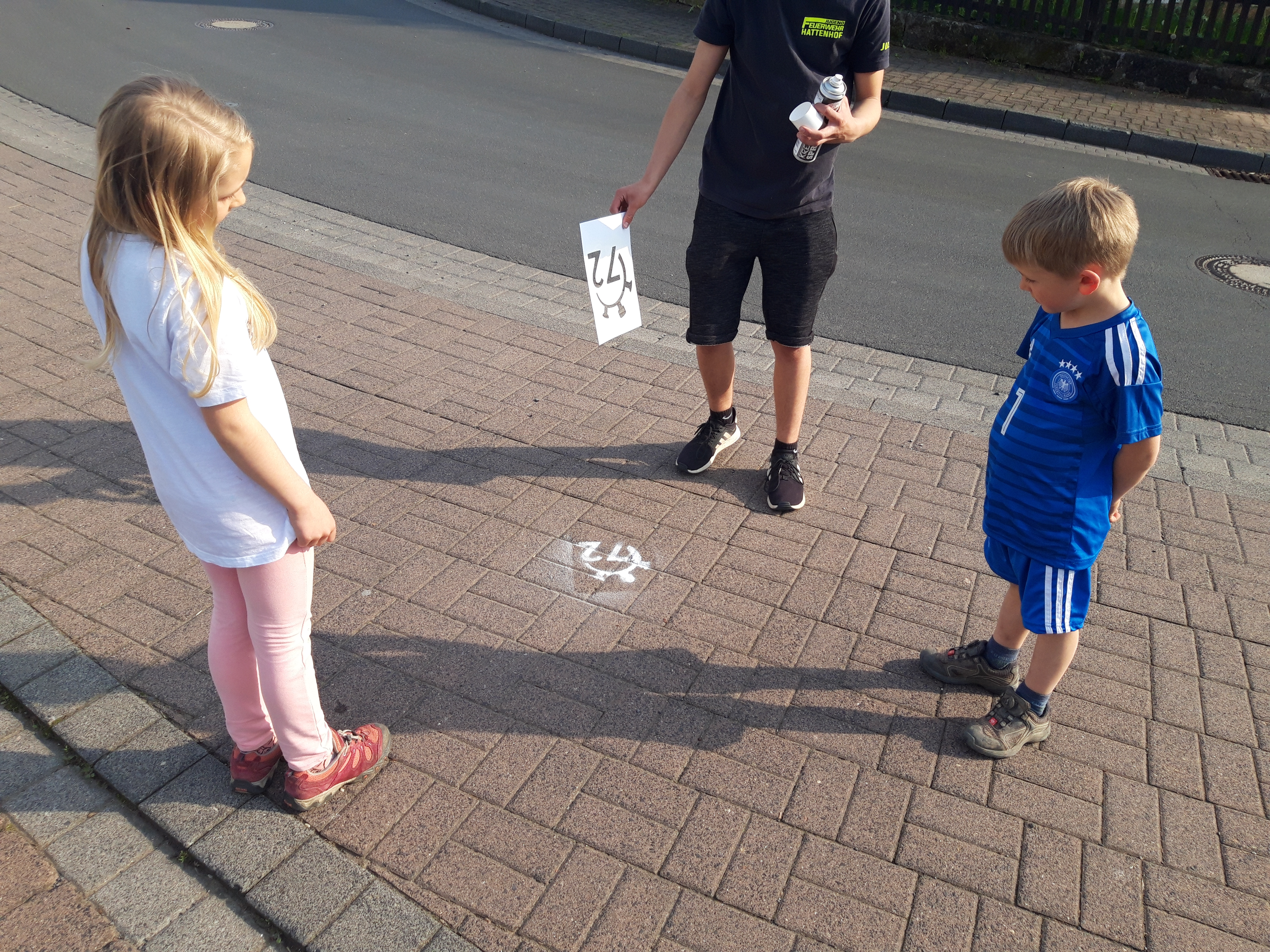 Mit Kreide machen die Jüngsten aus der Gruppe auf uns aufmerksam
