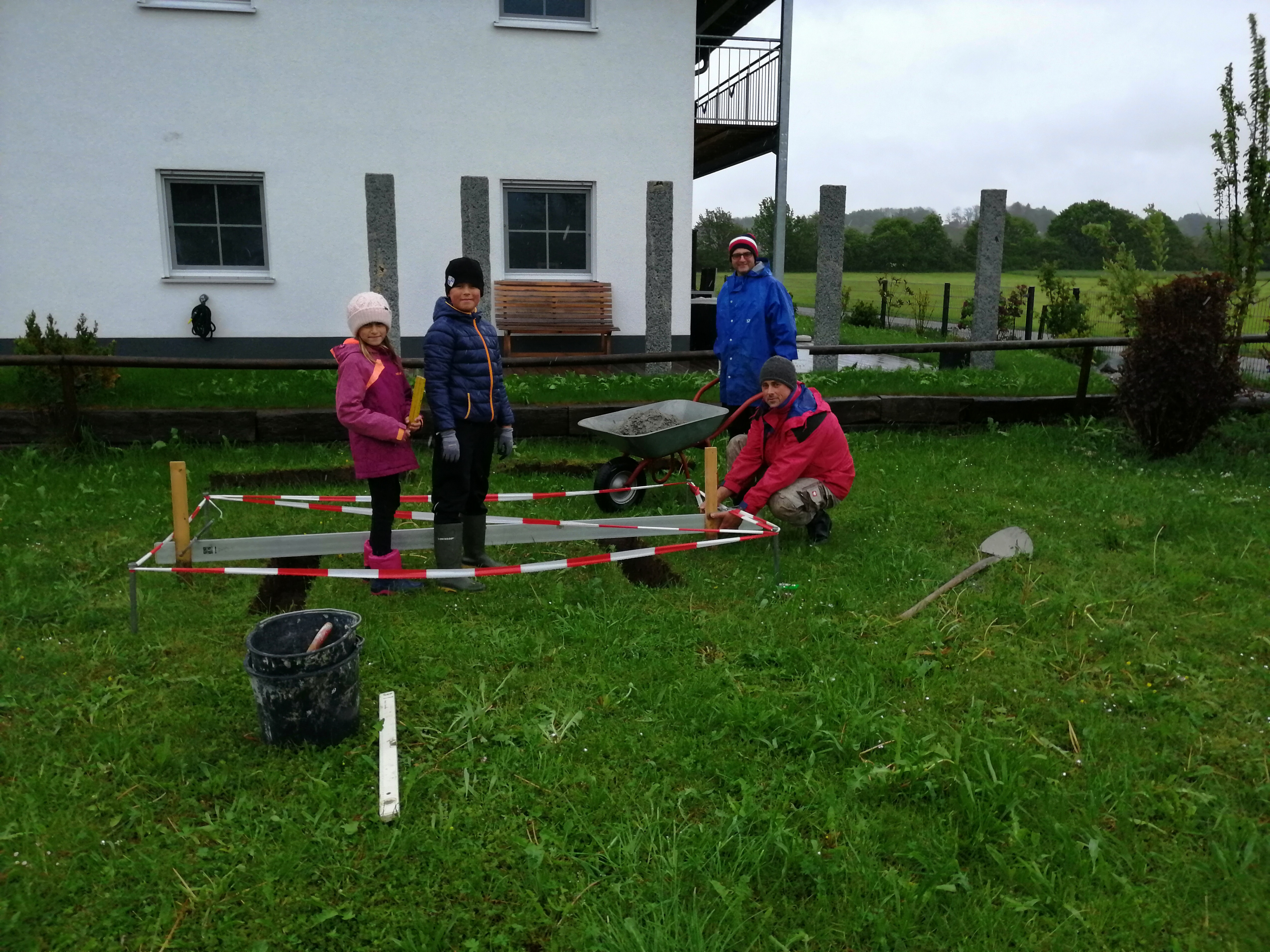 Wir trotzen dem Wetter und starten mit dem betonieren des Fundaments.