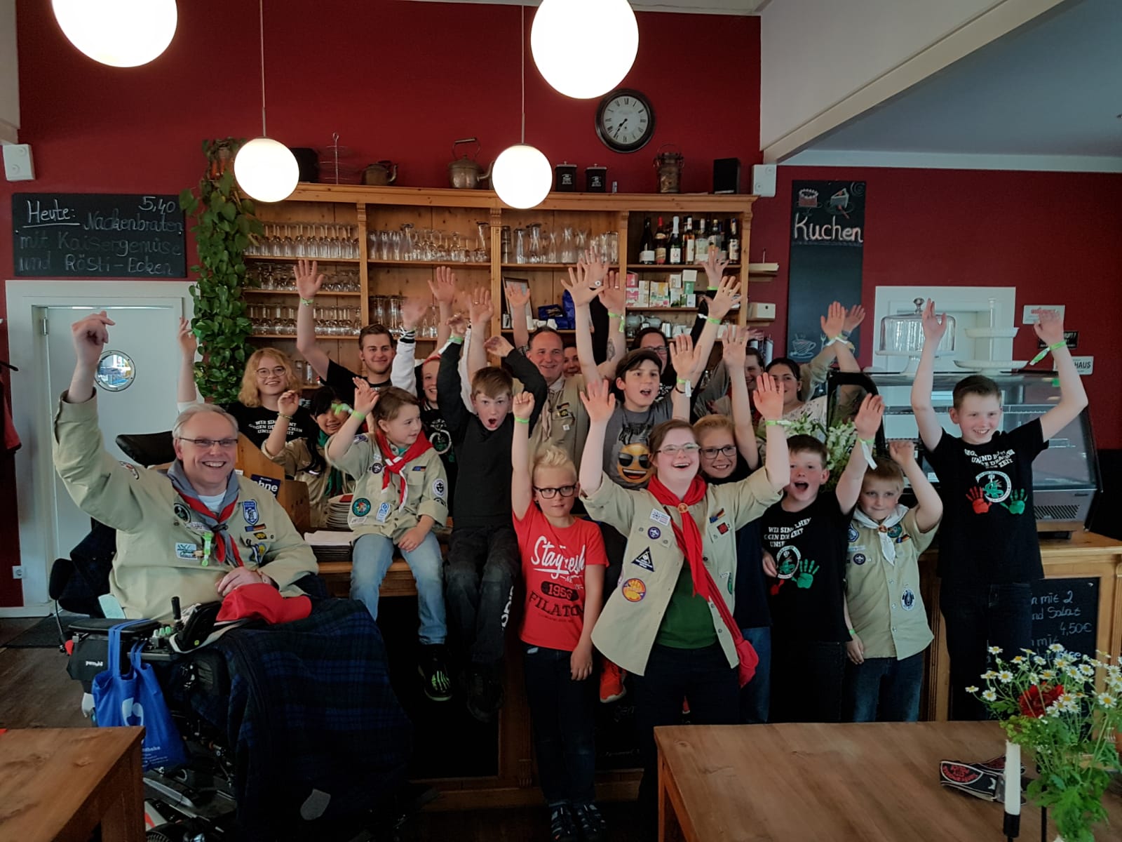 DPSG Stamm Heinrich Seuse Oberhausen-Osterfeld und das Team der Caritas Oberhausen vom Cafe Jedermann