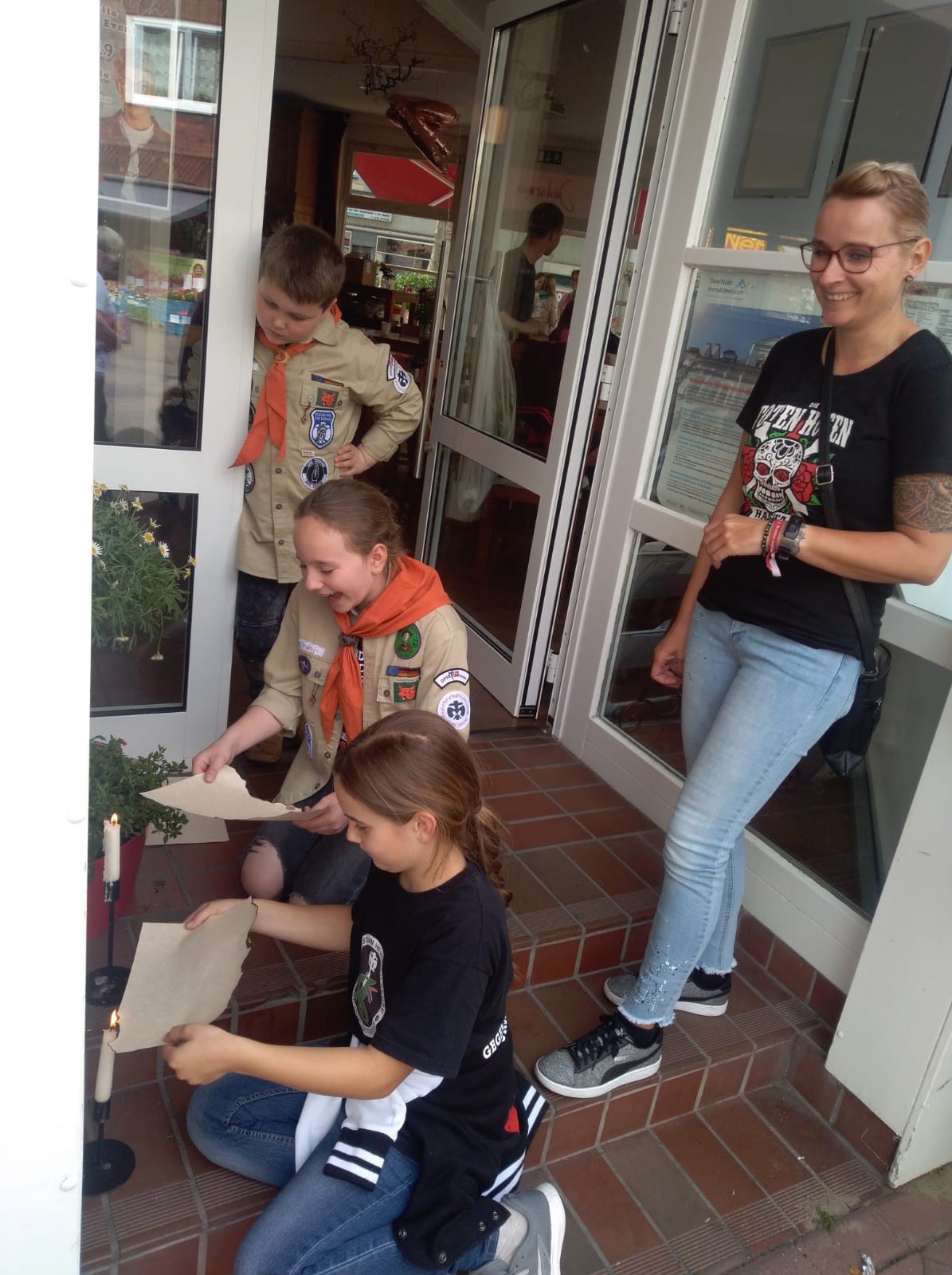 DPSG Stamm Heinrich Seuse Oberhausen-Osterfeld und das Team der Caritas Oberhausen vom Cafe Jedermann