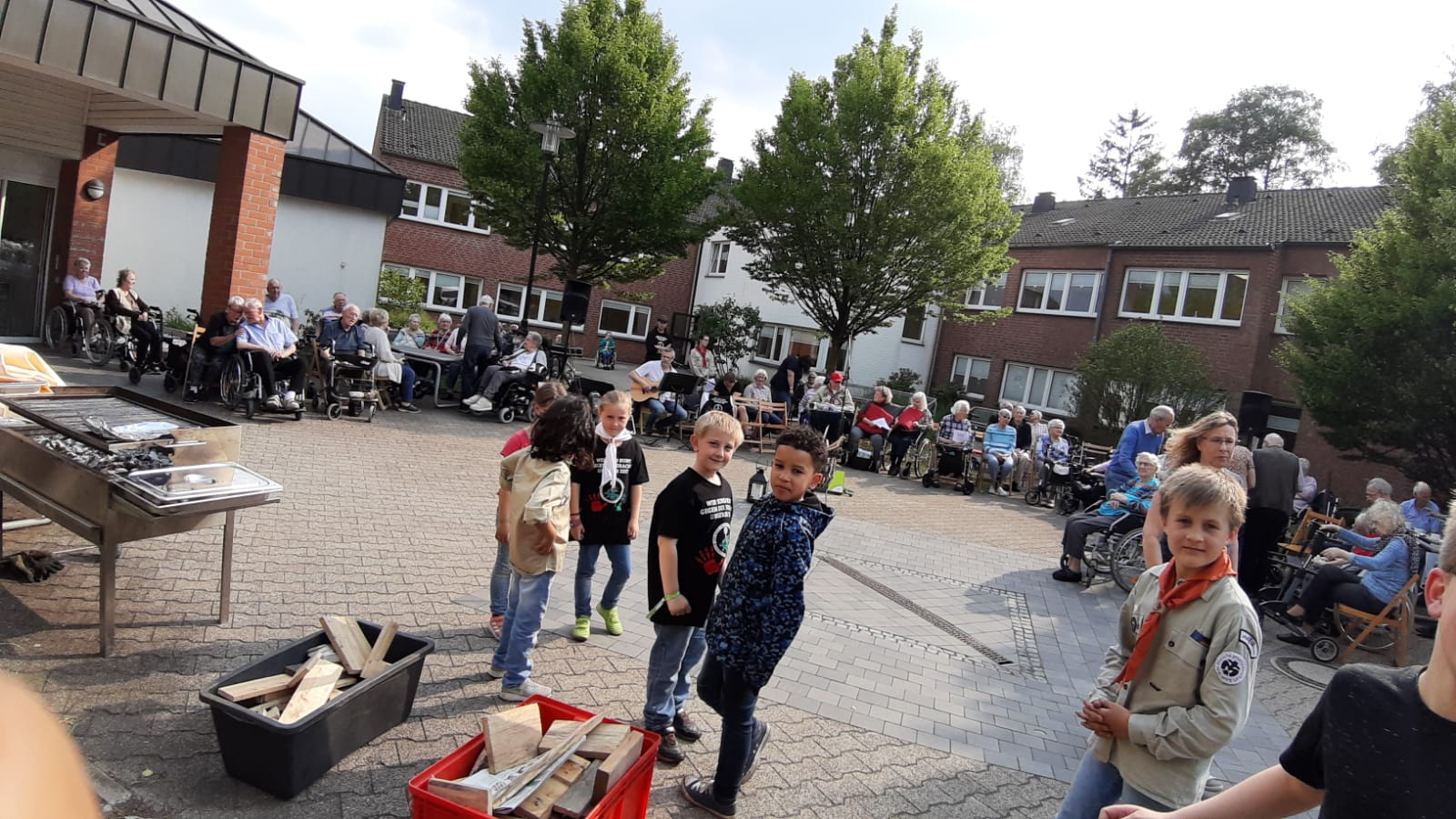 DPSG Stamm Heinrich Seuse Oberhausen-Osterfeld und das Team der Caritas Oberhausen vom Cafe Jedermann