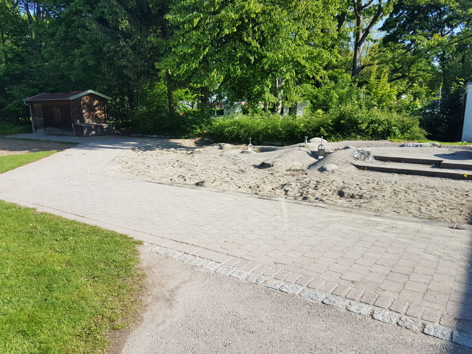 Sandkasten im Schulhof