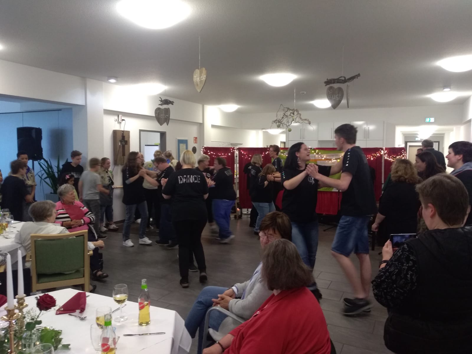 DPSG Stamm Heinrich Seuse Oberhausen-Osterfeld und die integrative Tanzgruppe der Caritas Oberhausen.