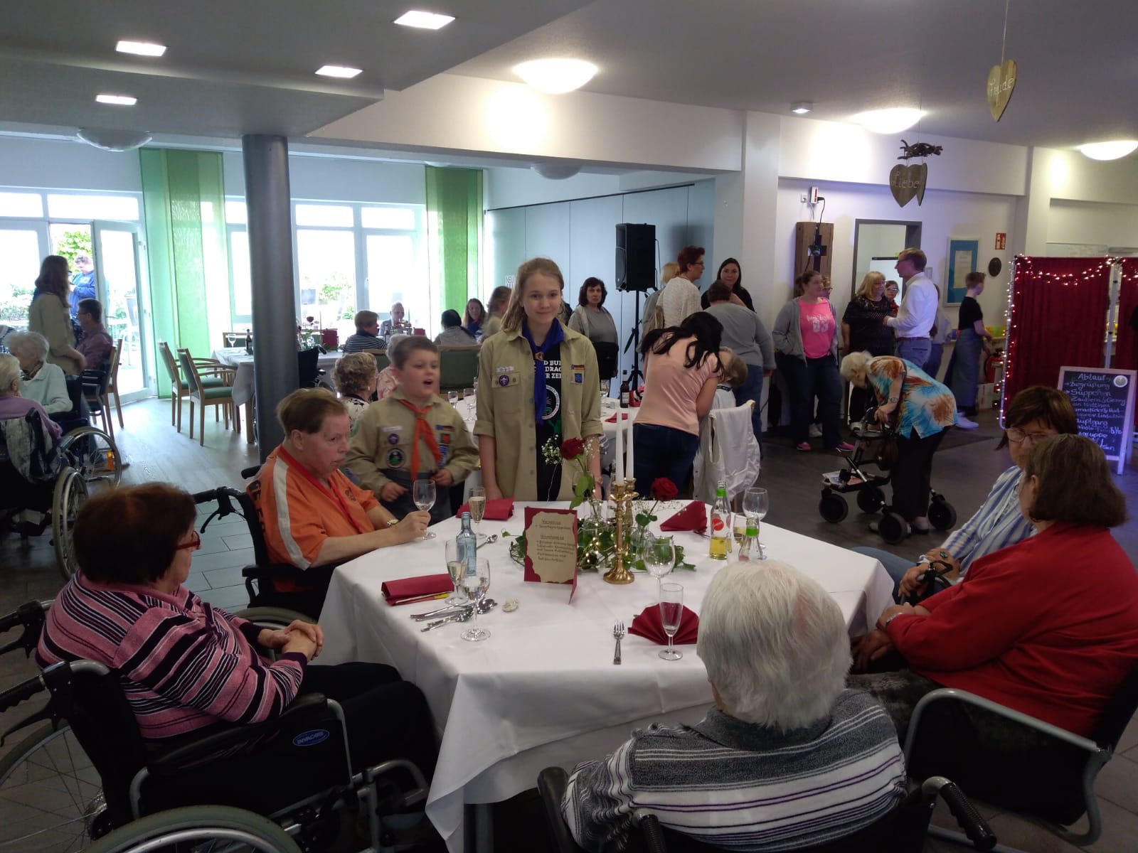 DPSG Stamm Heinrich Seuse Oberhausen-Osterfeld und das Team der Caritas Oberhausen vom Cafe Jedermann