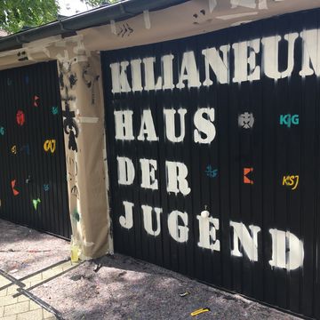 Zwei bemalte Garagentore.