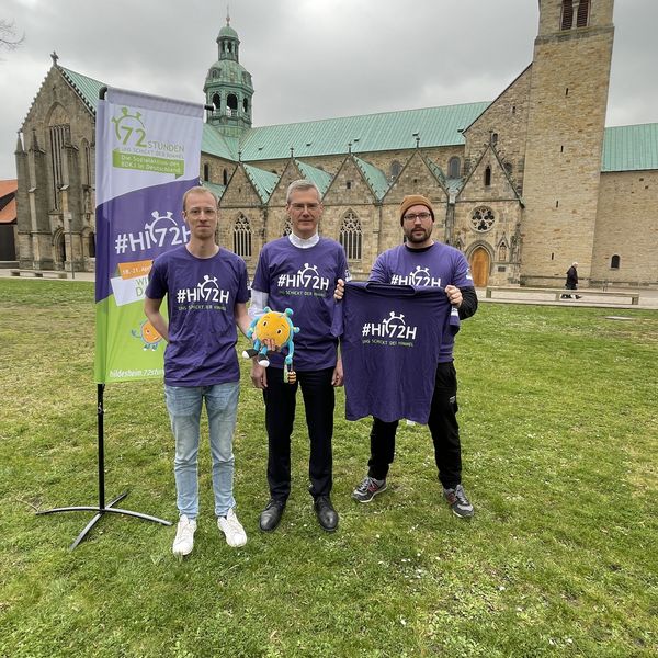 Bischof Heiner stellt unser #HI72H Aktionsshirt vor